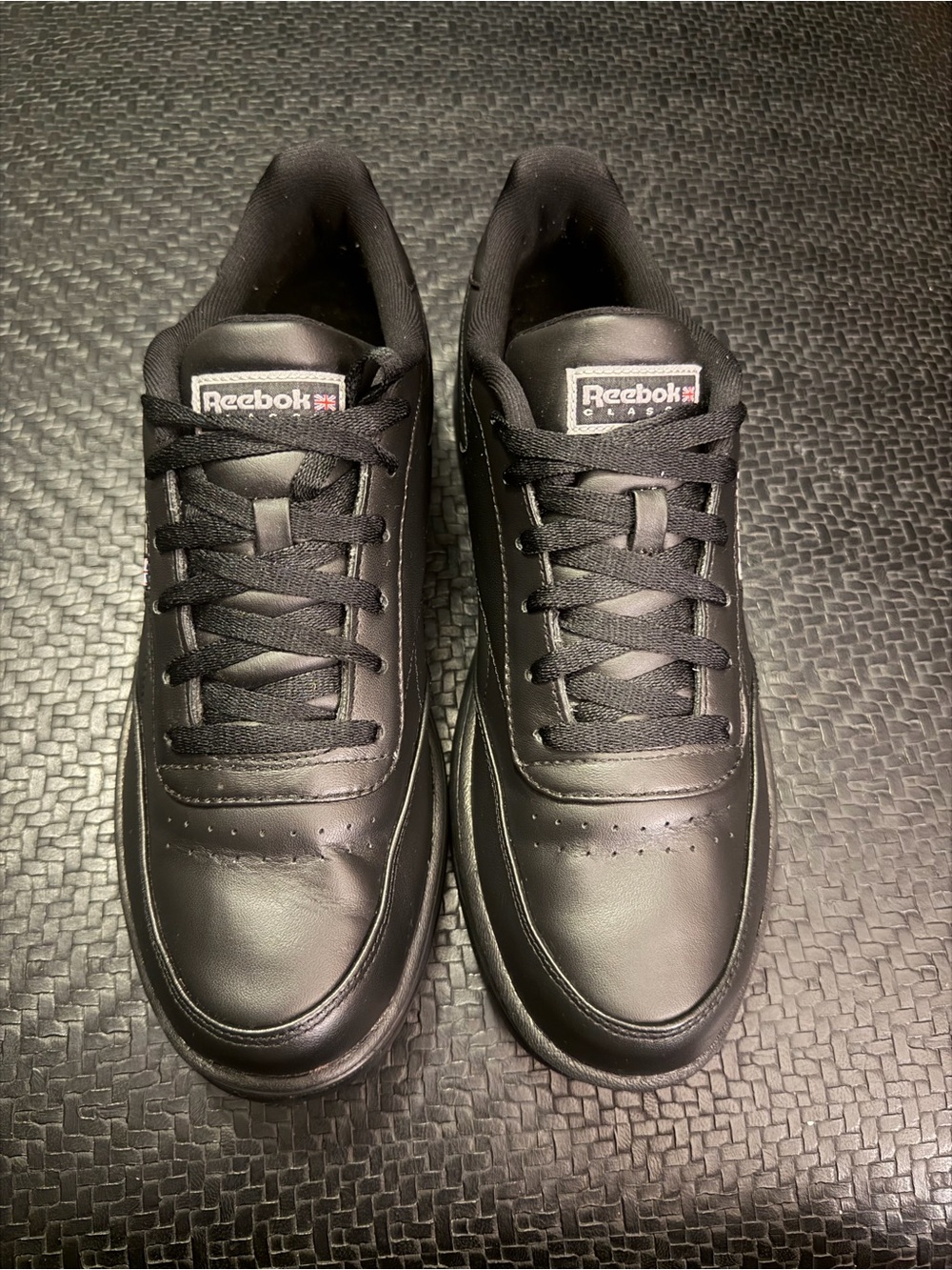 Men’s Reebok Black Low-Top Leather-Style Sneakers, size 10.5.